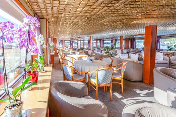 CroisiEurope MS La Belle de Cadix Lounge Bar with Dancefloor 10 ©Alberto Dastis.jpg